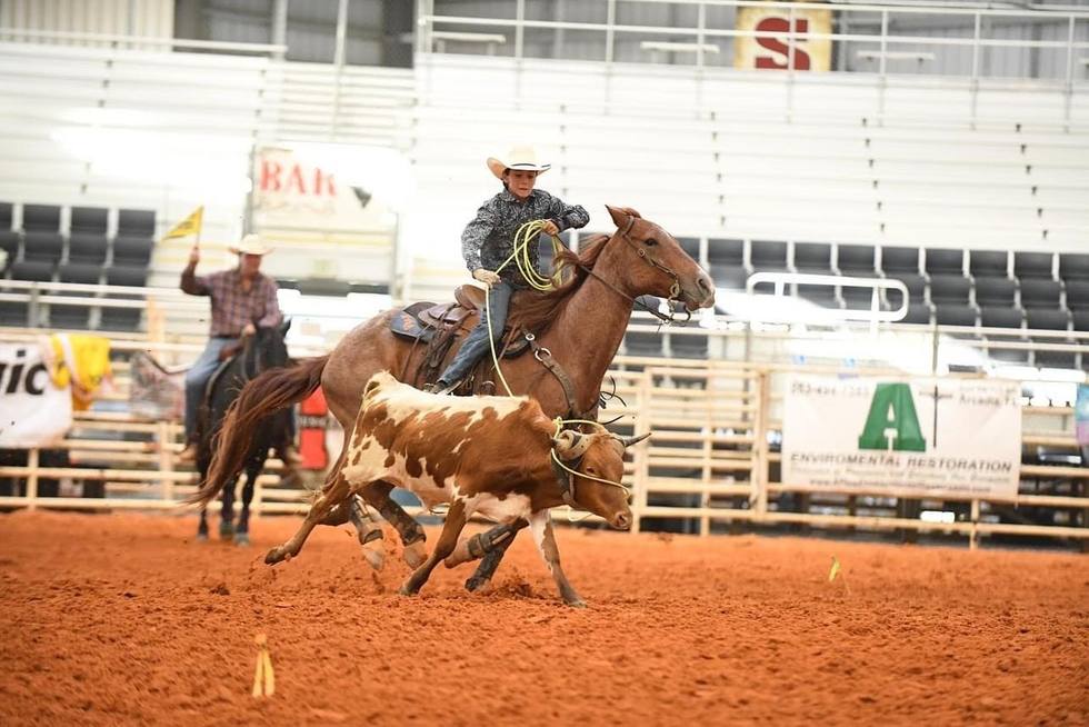 Breakaway roper throwing a loop